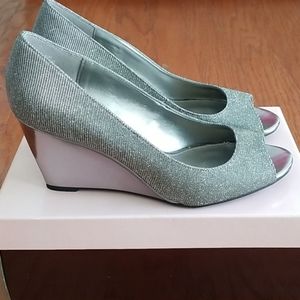 BANDOLINO OPEN TOE DRESS WEDGES SIZE 8.5